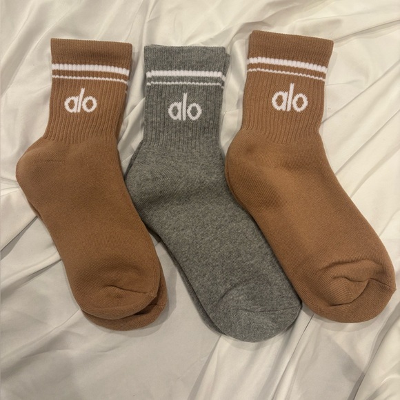 ALO Yoga Accessories - ALO Yoga unisex throwback half crew tan and Gray Socks Set
